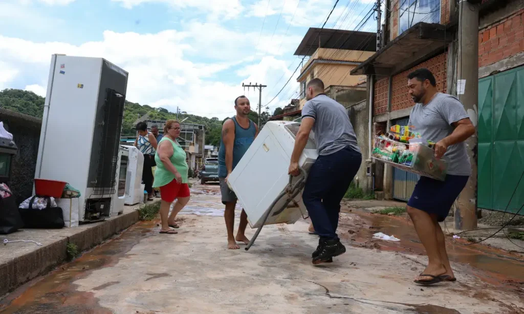 Saúde envia equipes do SUS para áreas atingidas pela chuva em Minas