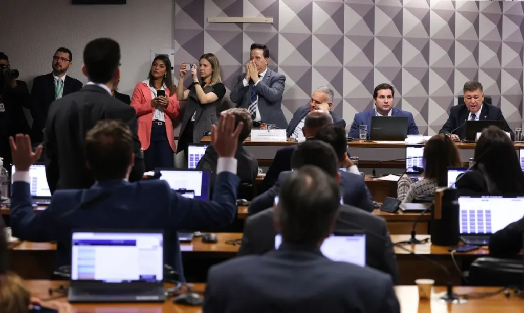 CPMI do INSS aprova convocação de cunhado e ex-namorada de Vorcaro