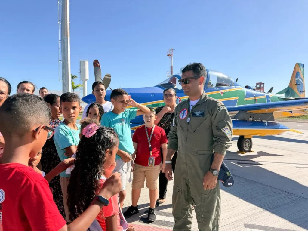 Crianças dos Espaços Cuidar vivem dia especial em visita à Esquadrilha da Fumaça no Aeroporto de Aracaju