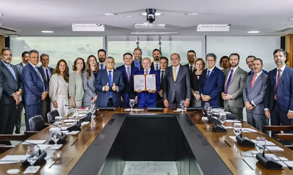 Lula sanciona Lei Antifacção e defende prisão de magnatas do crime