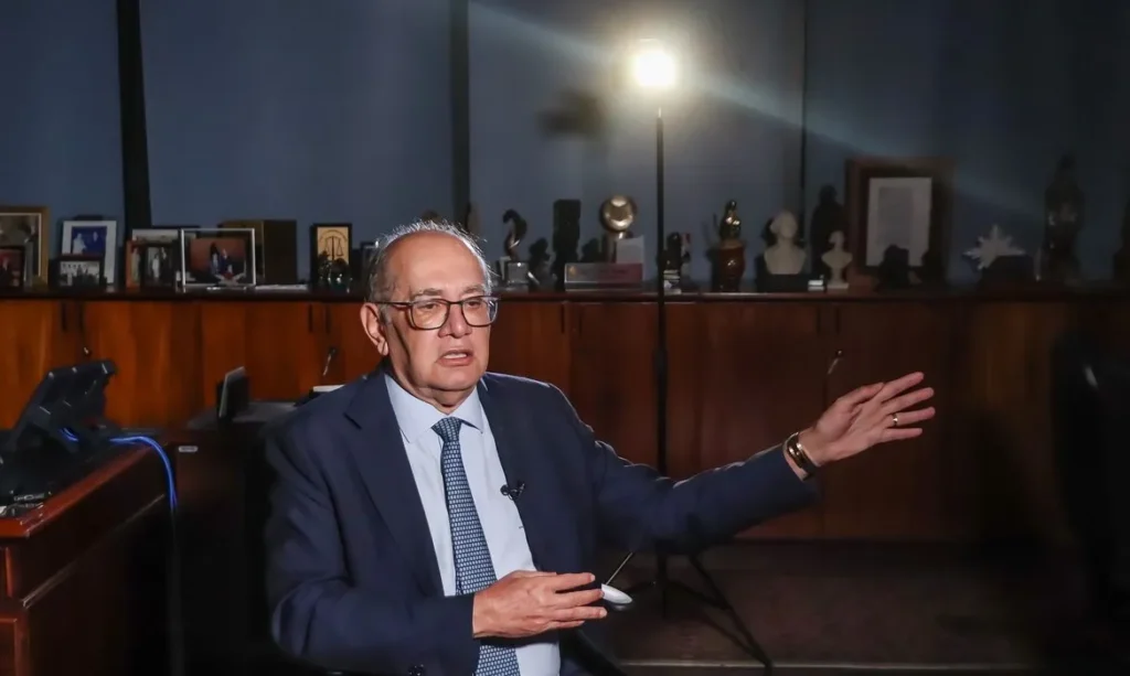 Moraes e Gilmar criticam vazamento de conversas do celular de Vorcaro