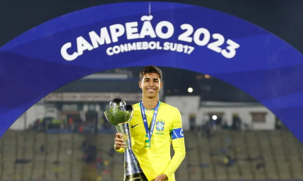 Carlo Ancelotti convoca o zagueiro Vitor Reis, do Girona