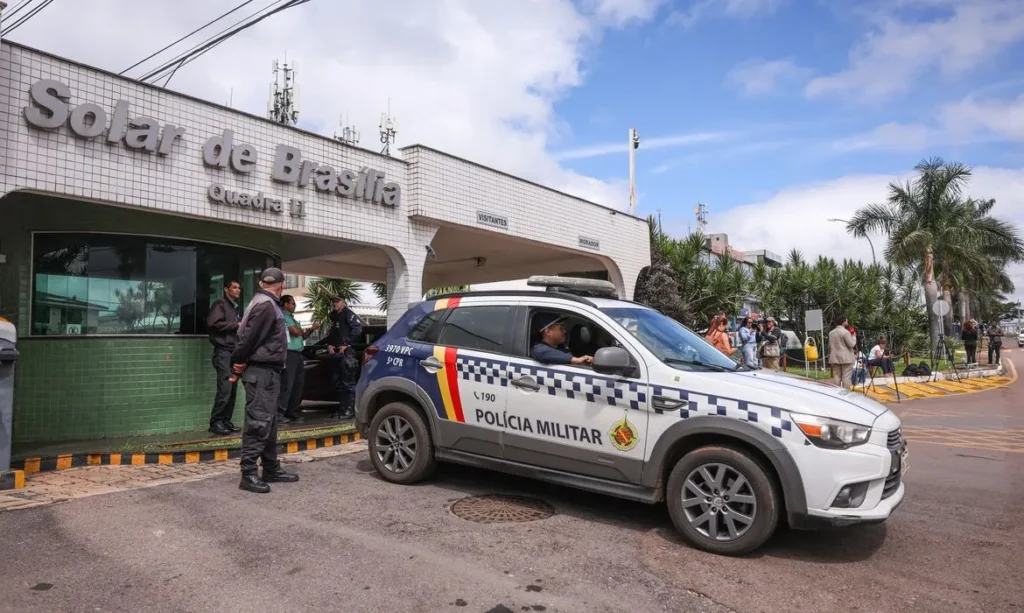 Bolsonaro recebe alta e chega em casa para cumprir prisão domiciliar