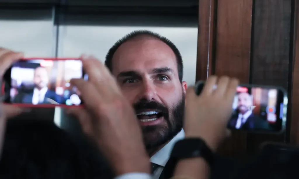 Moraes marca depoimento de Eduardo Bolsonaro em processo no STF