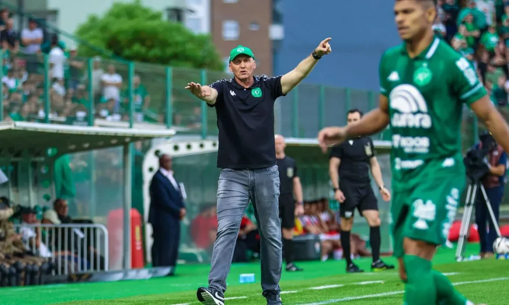 Chapecoense anuncia demissão do técnico Gilmar Dal Pozzo
