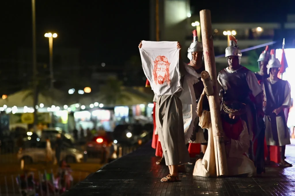 Emoção e devoção marcam primeiro dia de encenação da Paixão de Cristo na Vila da Páscoa 2026