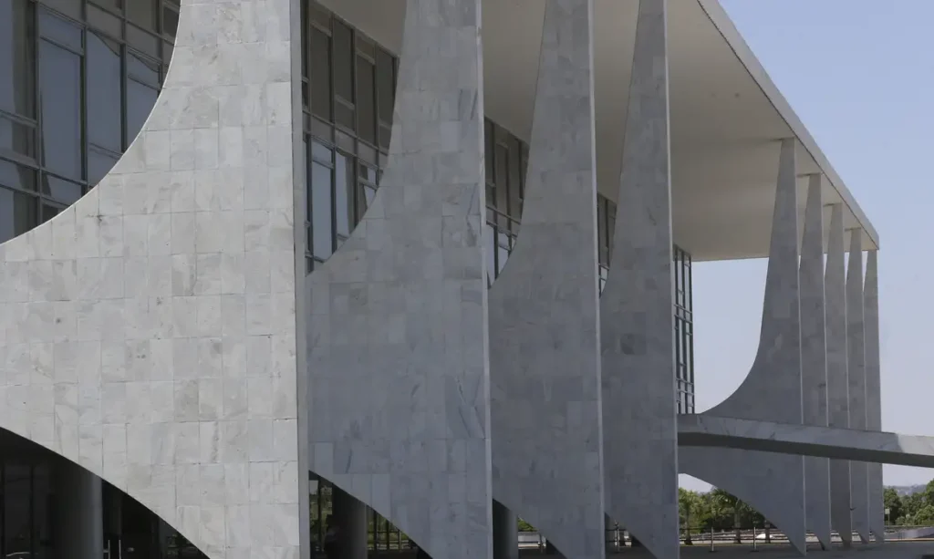 Terceirizados do governo têm redução de jornada e auxílio para creche