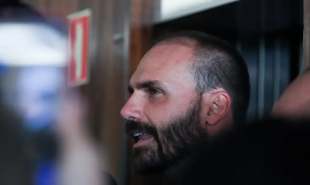 Moraes vota para condenar Eduardo Bolsonaro por difamação