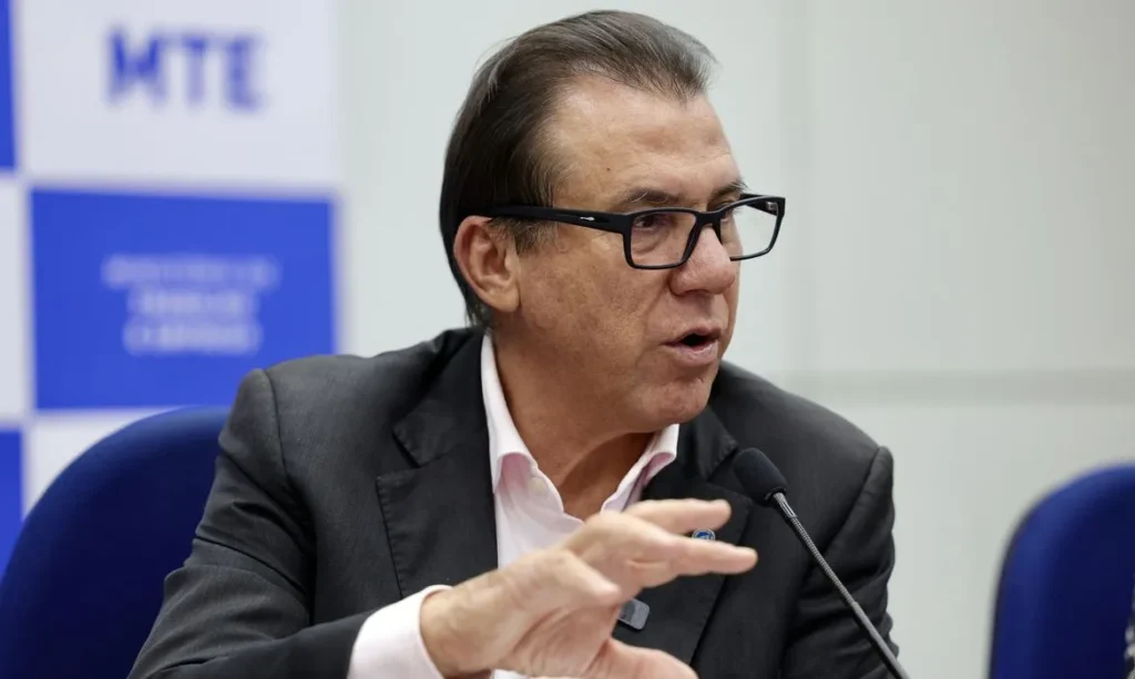 PECs da escala 6×1 não competem com proposta do governo, diz Marinho