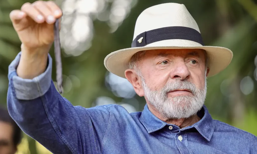 Lula vai a SP para tirar excesso de pele na cabeça e tratar tendinite