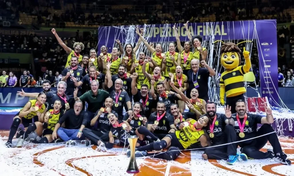 Praia Clube bate Minas e fatura título da Superliga Feminina de vôlei