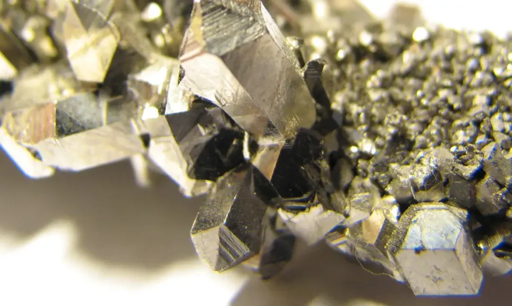 Brasil tem “vazio estratégico” em minerais críticos, diz especialista