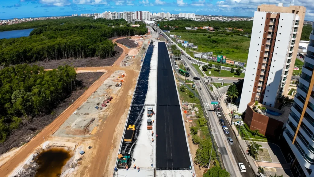 Viaduto do Complexo Viário Senadora Maria do Carmo Alves recebe pavimentação asfáltica