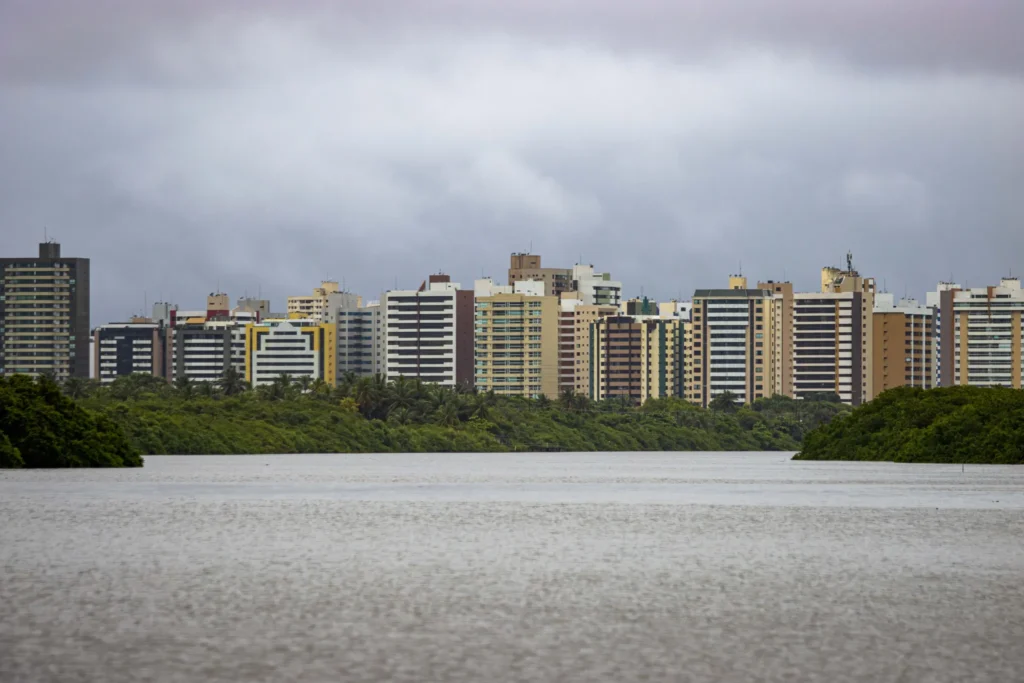 Governo de Sergipe emite aviso meteorológico de chuvas moderadas a intensas para este sábado, 9